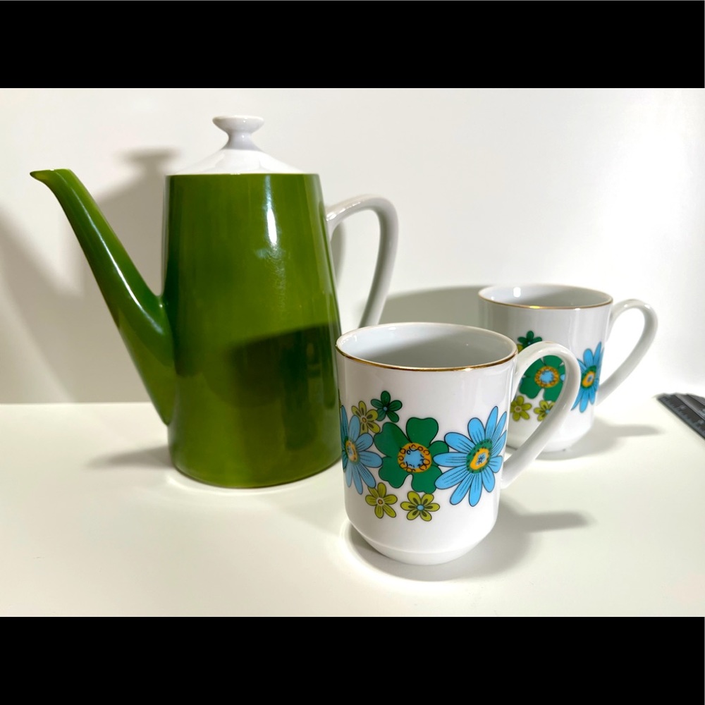 Set of 3, Vintage coffee pot and 2 vintage mugs